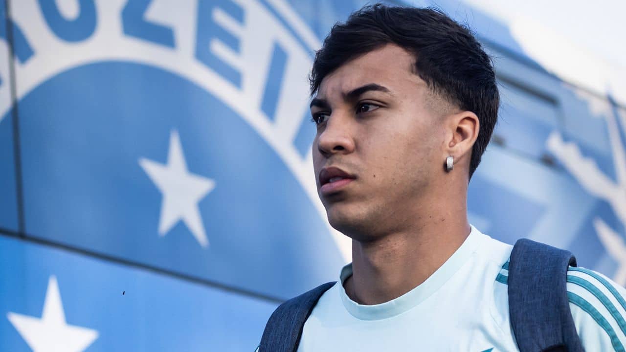 Dúvida durante a semana, Kaio Jorge é confirmado entre titulares diante do Atlético nesta quinta; veja escalações