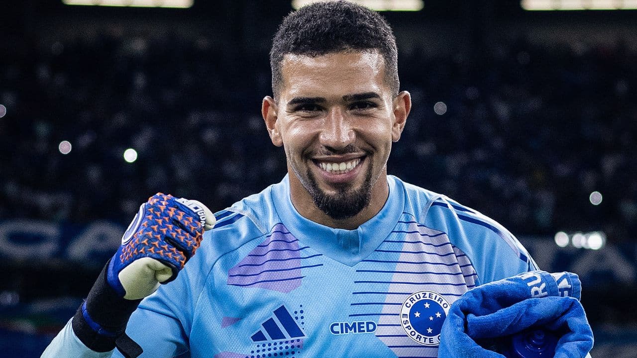 Léo Aragão elogia nova camisa e destaca evolução no Cruzeiro