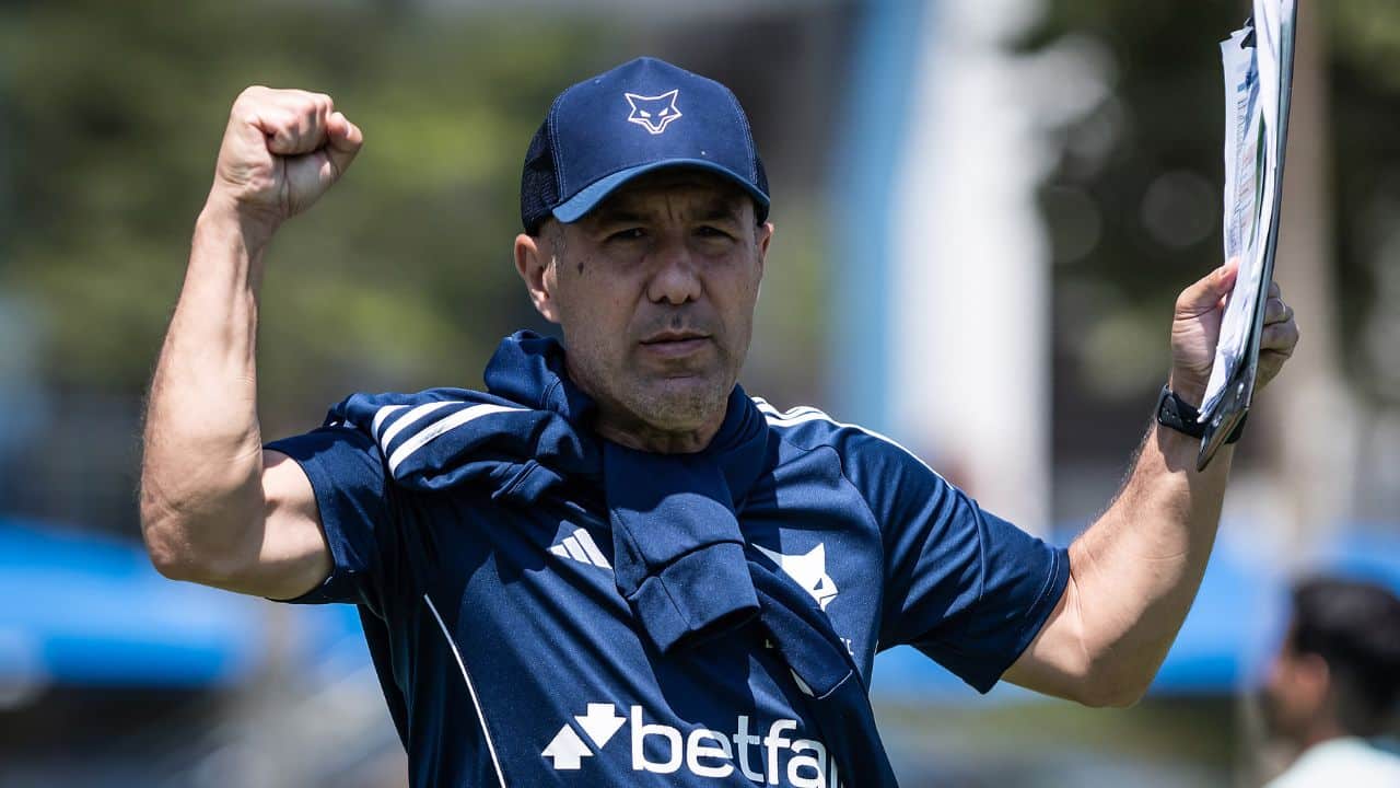 Ideia de Leonardo Jardim, técnico do Cruzeiro, influencia testes no VAR; entenda