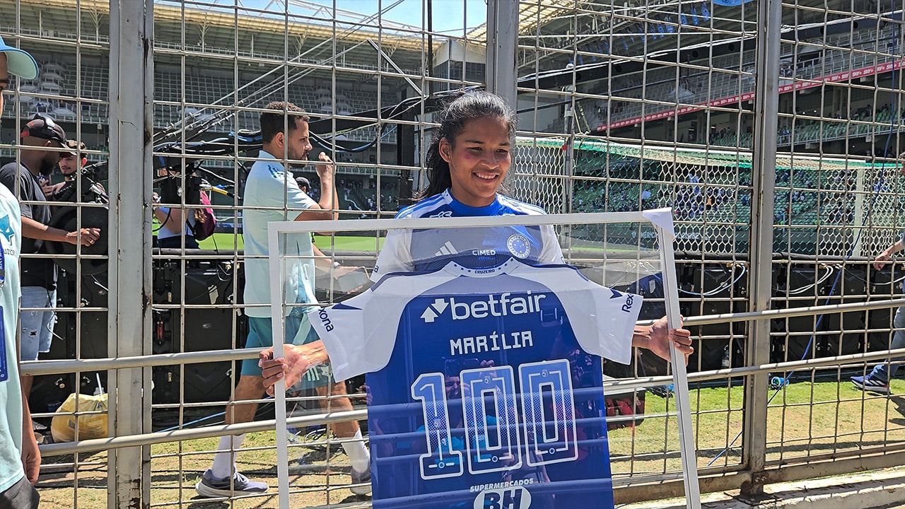 Marília recebe homenagem por 100 jogos pelo Cruzeiro