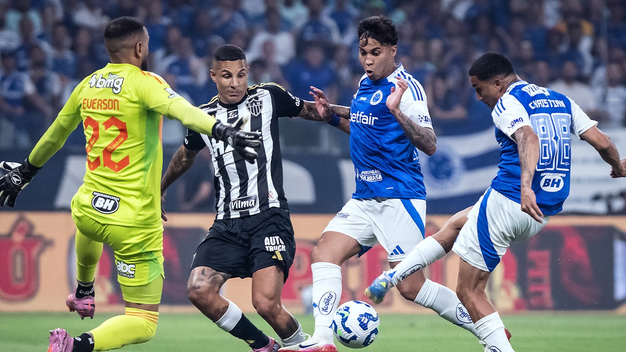 Gritos homofóbicos, objetos atirados no gramado; a súmula de Cruzeiro 2x0 Atlético