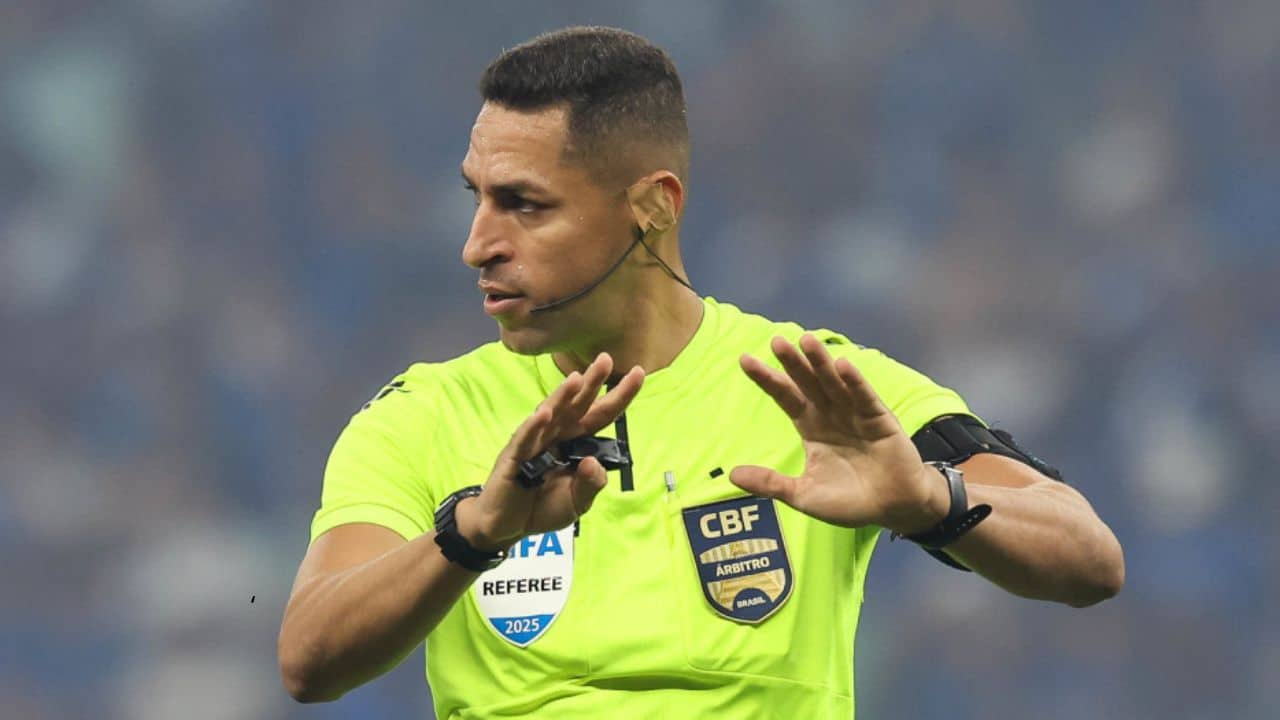 Árbitro de Cruzeiro x Fortaleza pelo Brasileirão de 2025