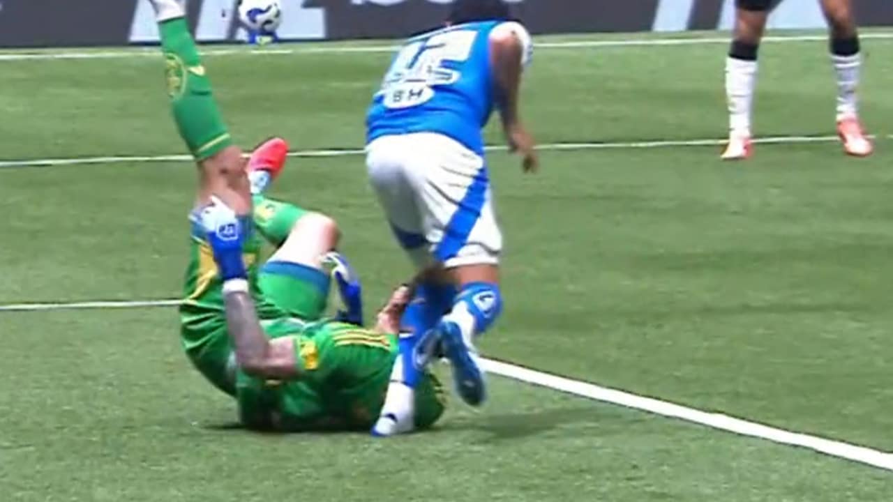 Cássio deixa o clássico após choque de cabeça e pelo protocolo, pode desfalcar o Cruzeiro contra o Fortaleza