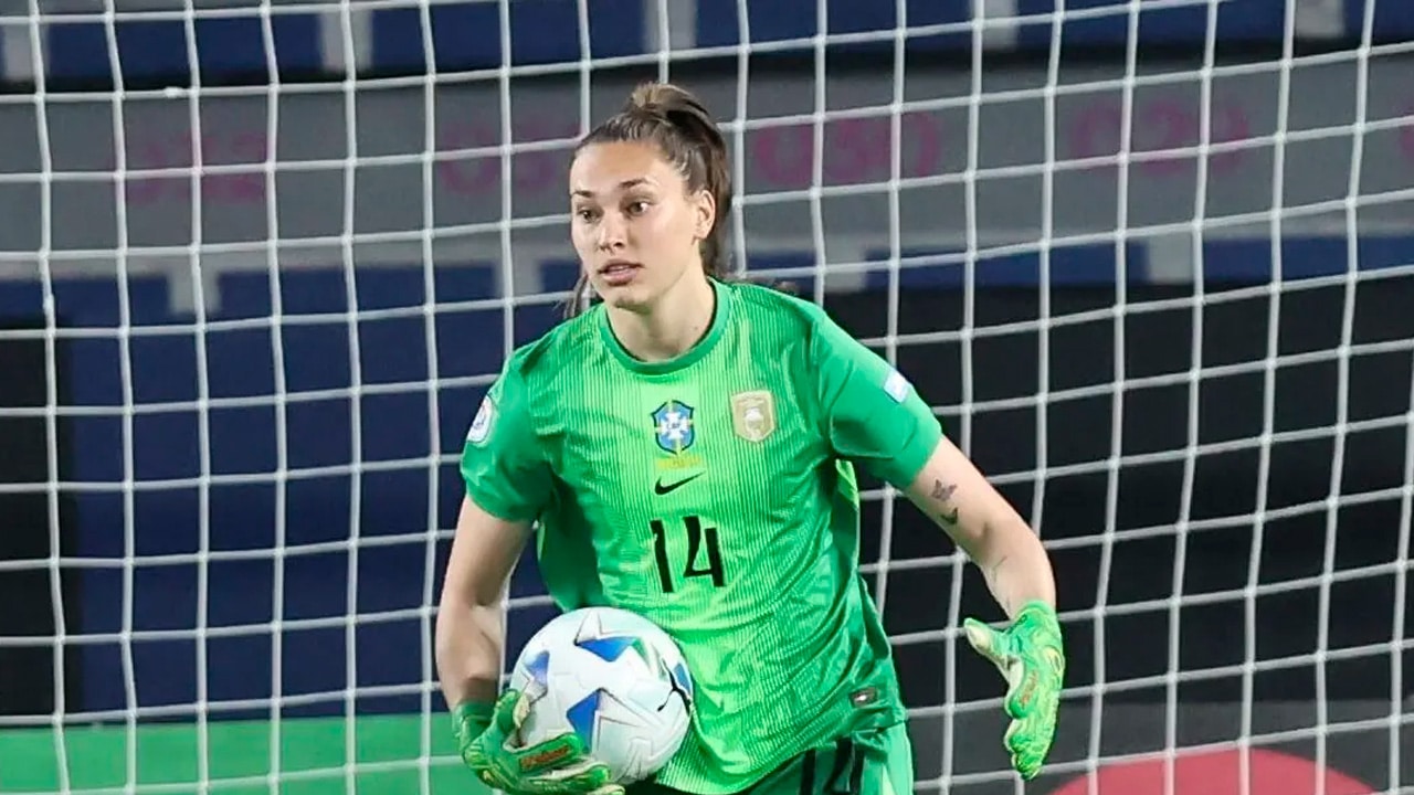 Conheça a goleira Cláudia; jogadora da seleção assinou pré-contrato com o Cruzeiro