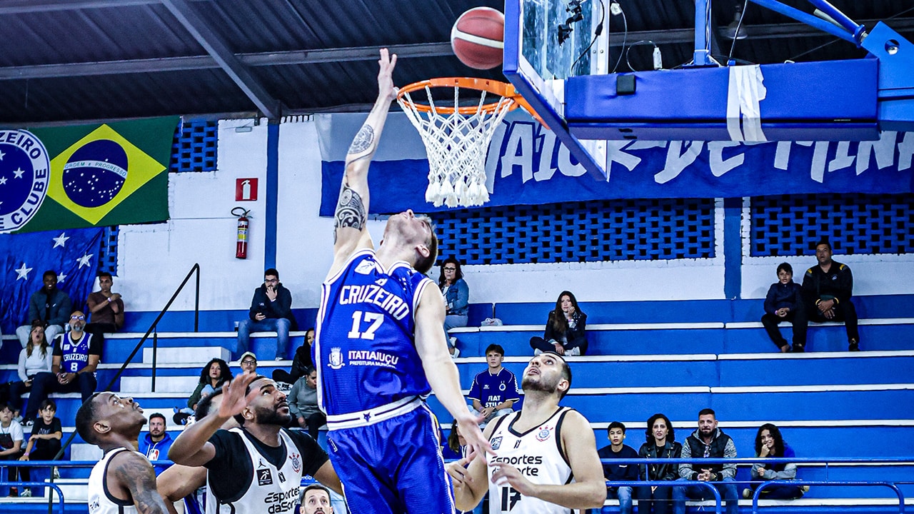 Após início de jogo ruim, Cruzeiro perde para o Corinthians pelo NBB