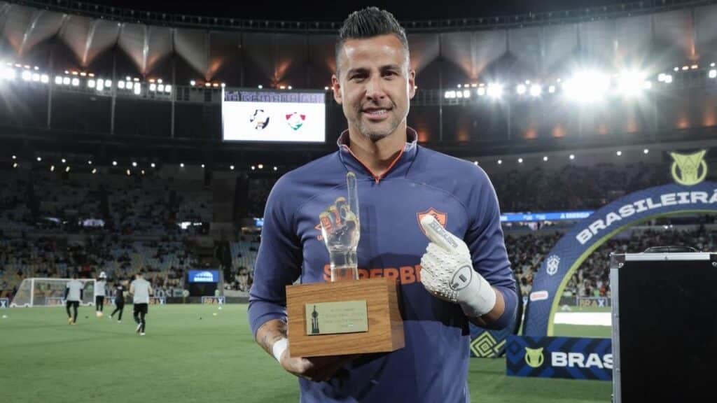 Recordista de jogos pelo Cruzeiro, Fábio é homenageado pela CBF; veja