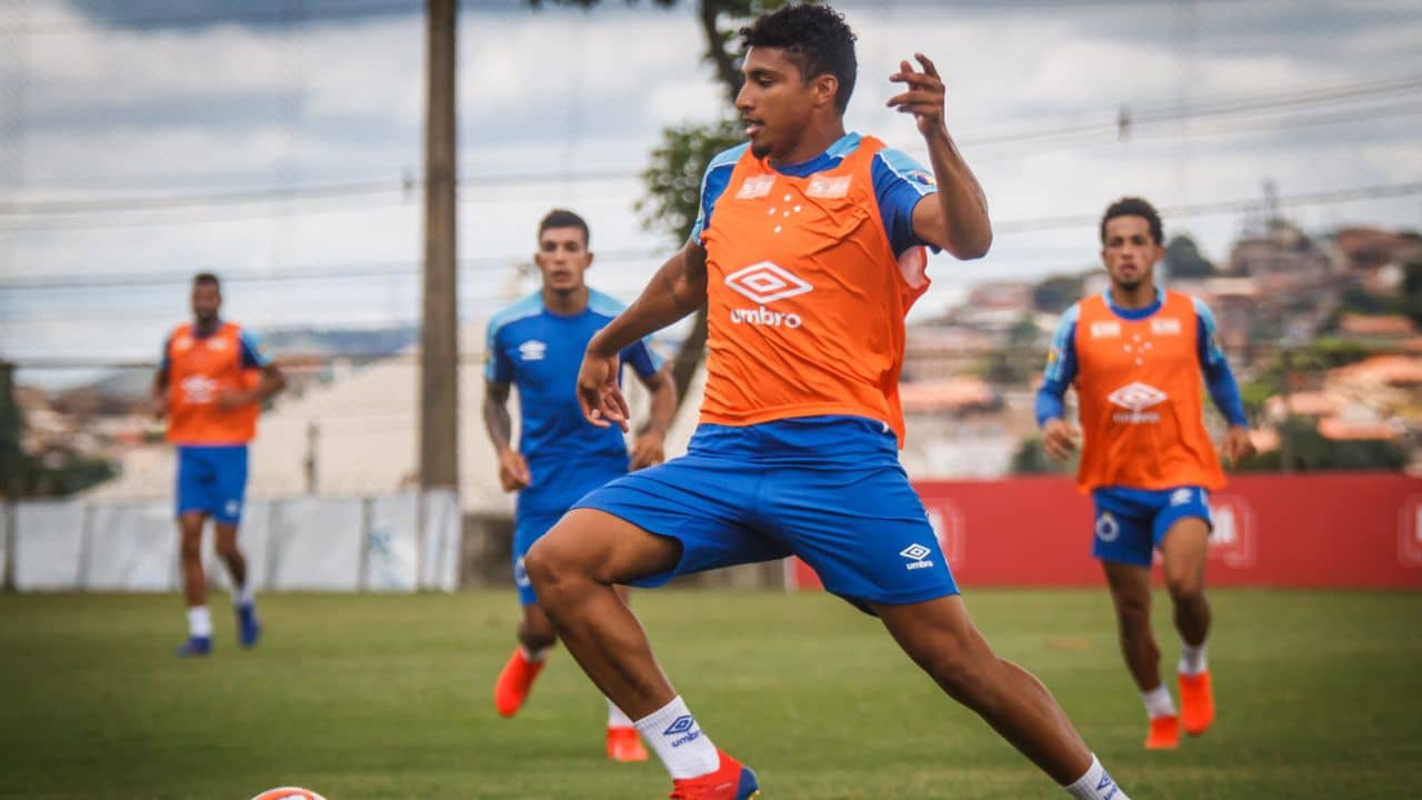 Cruzeiro observa o mercado e pode ganhar com a venda de Éderson; veja