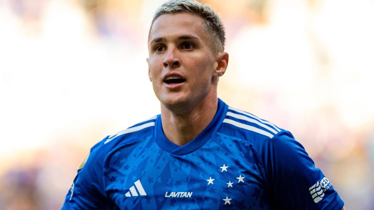 Ex-jogador do Cruzeiro é eleito um dos melhores jogadores do Campeonato Chinês; veja