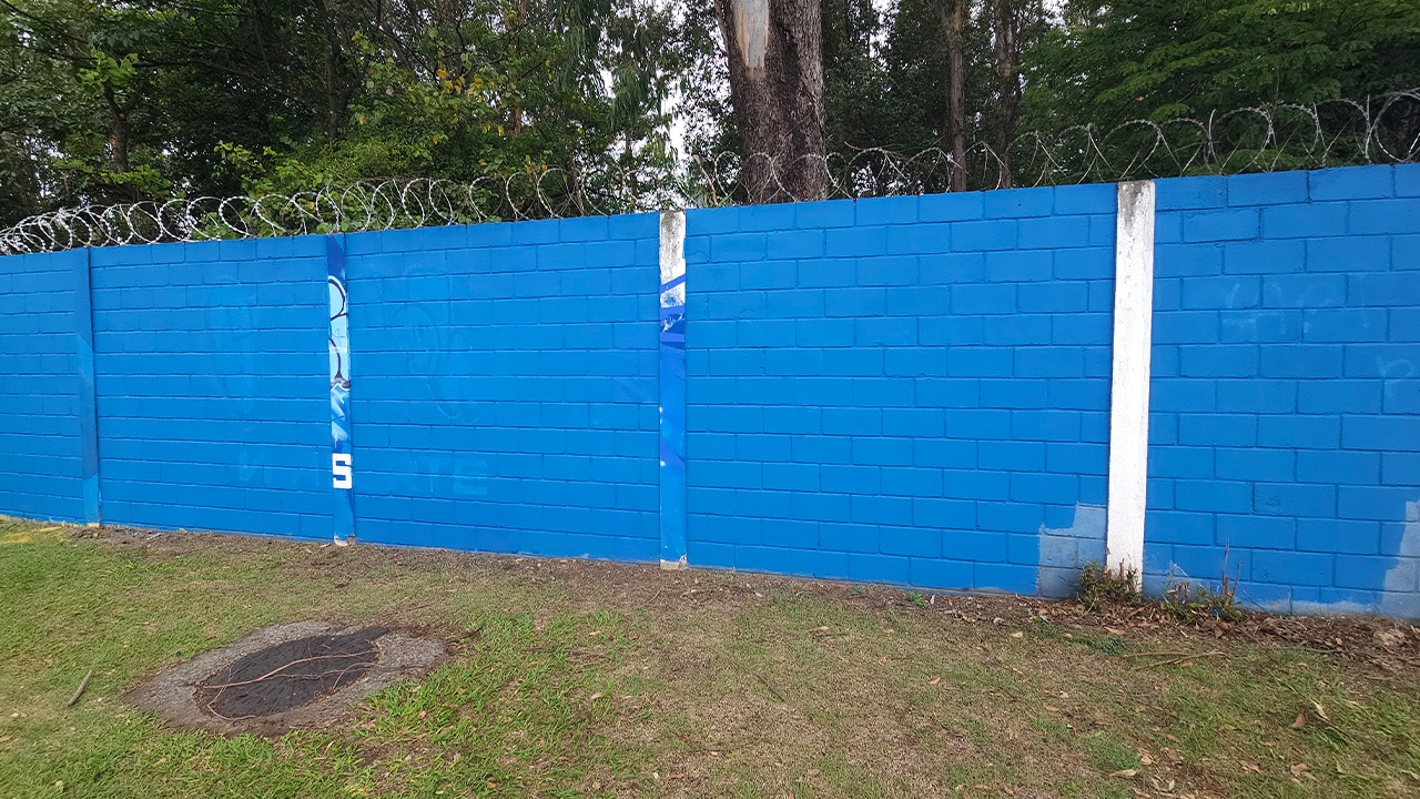 Muro da Toca da Raposa 1 é pintado após pichação contra Gabigol