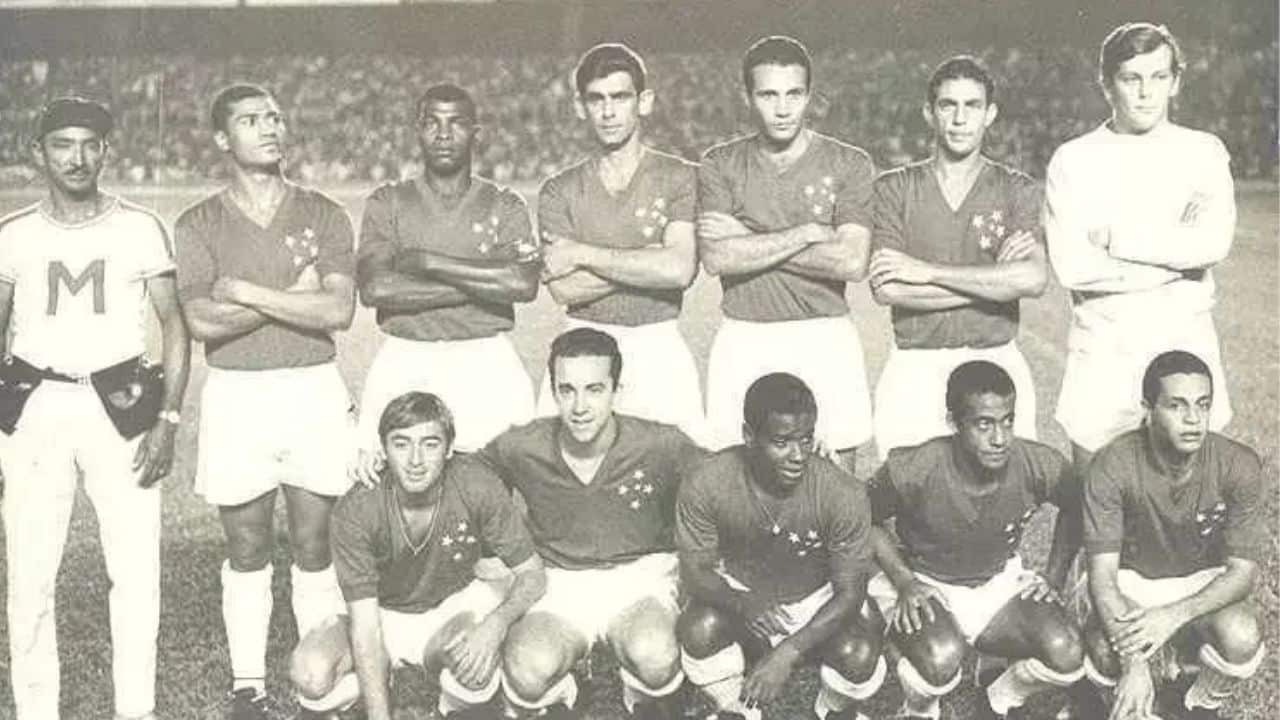 Elenco do Cruzeiro campeão da Taça Brasil de 66