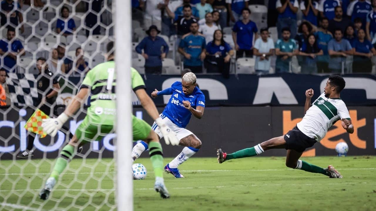 Golaço de Matheus Pereira em Cruzeiro x Coritiba